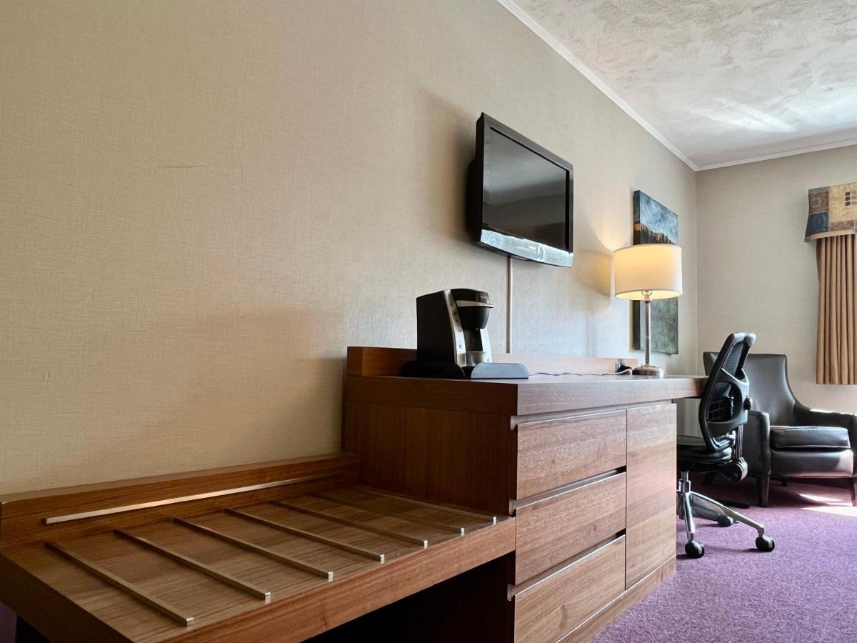 בת'רסט Atlantic Host Hotel, Trademark Collection By Wyndham מראה חיצוני תמונה